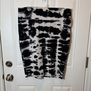 NWOT LuLaRoe Black and White Patterned Pencil Skirt